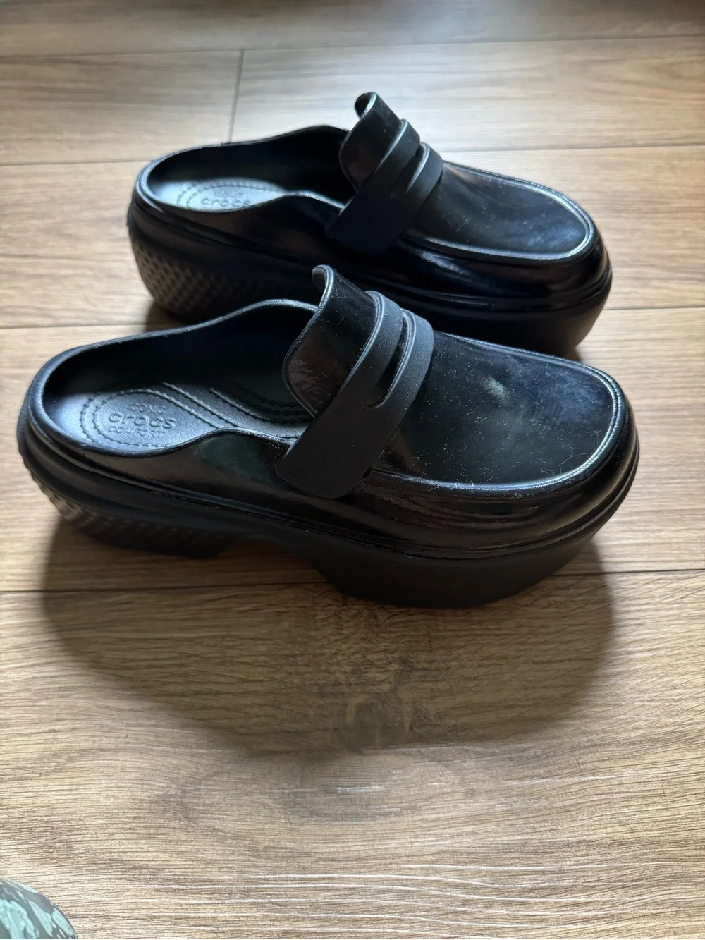 Size 7 Crocs Stomp Loafers in the high shine black